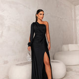 Abito Lungo Elegante dalla Linea Fluida