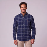 Camicia a maniche lunghe con colletto classico e bottoni da uomo