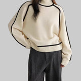 Maglione dolcevita con piping a contrasto