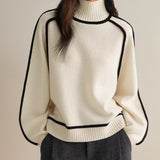 Maglione dolcevita con piping a contrasto