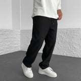 Pantaloni Uomo Ampi dal Design Minimalista